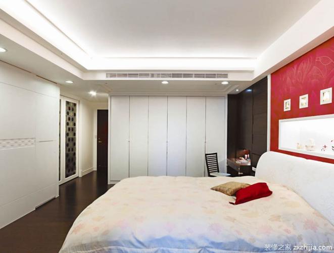 中式风格三居室卧室衣柜装修效果图欣赏
