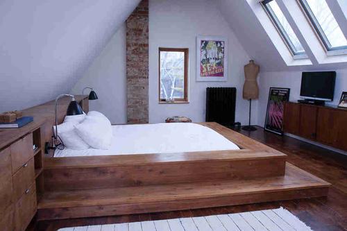 斜顶阁楼小卧室内部设计的很整洁三角形的吊顶很有稳定性