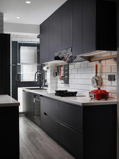 黑白厨房干净利落深色家具延伸温暖不受色