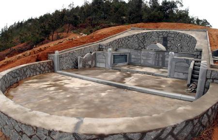 图文占地面积达100多平方米的新建活人墓