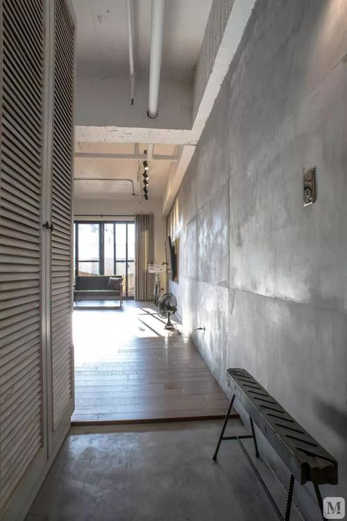 这是一套115平米的loft风格装修案例整体以灰色的水泥质感空间满屋