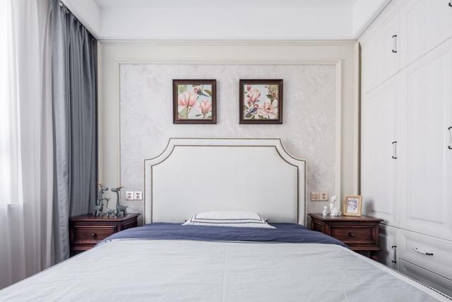 对于卧室的装修建议大家可以选择一些清新温馨的壁纸这样睡觉的话会