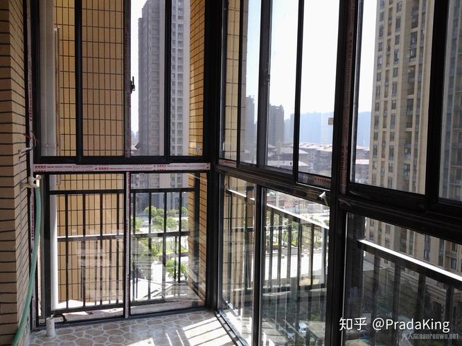 封闭式阳台装修效果图4注封闭阳台使用塑钢或断桥铝窗户比较普遍