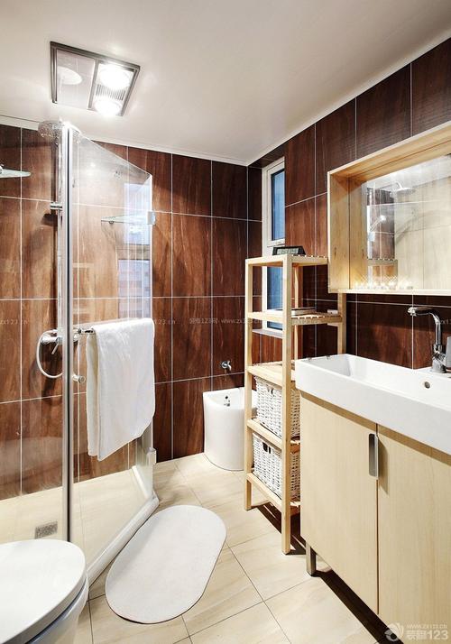 两居室卫生间木纹仿古瓷砖的装修效果图