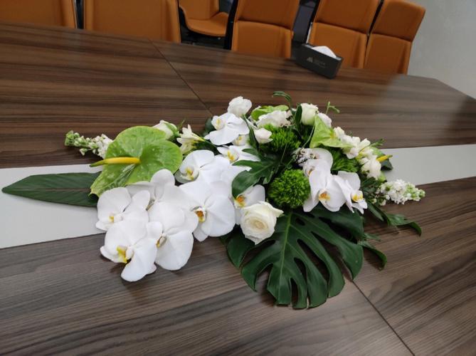 白绿色会议桌花