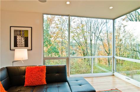 落地窗一般全面采用玻璃制作而成让家居显得更通透明亮对外界风景尽