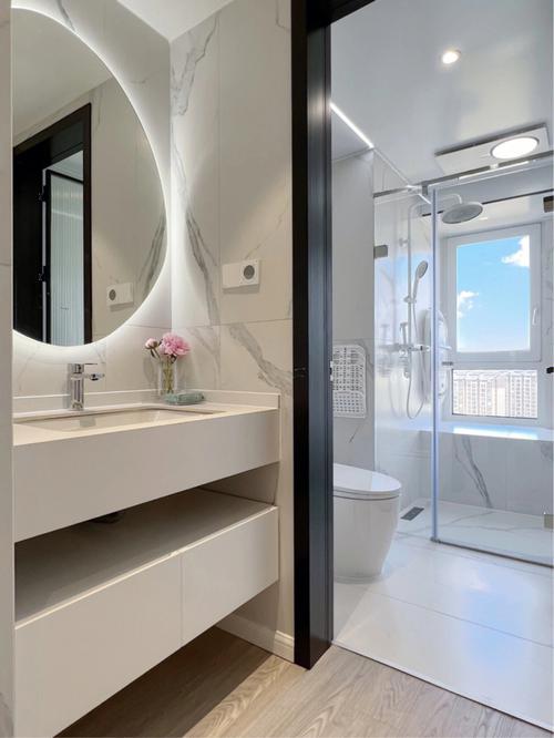 4平米精装浴室改造百看不腻的白色系卫生间