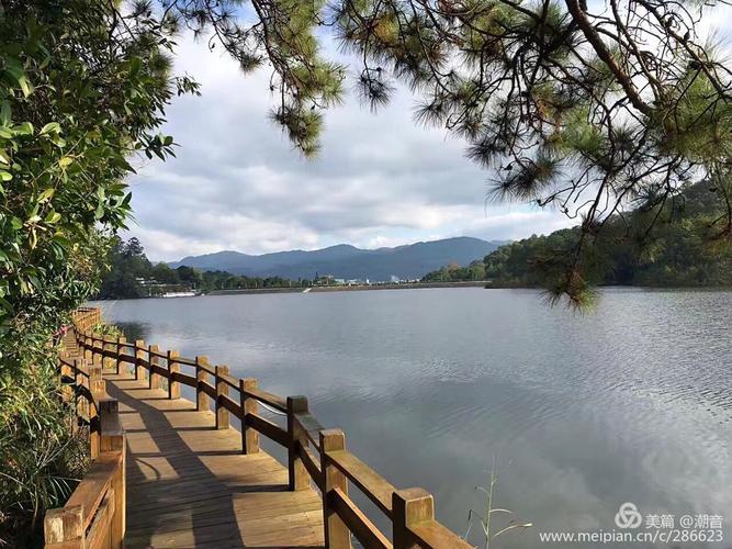 普洱市东南的梅子湖公园以拦截梅子河成水库而得名.