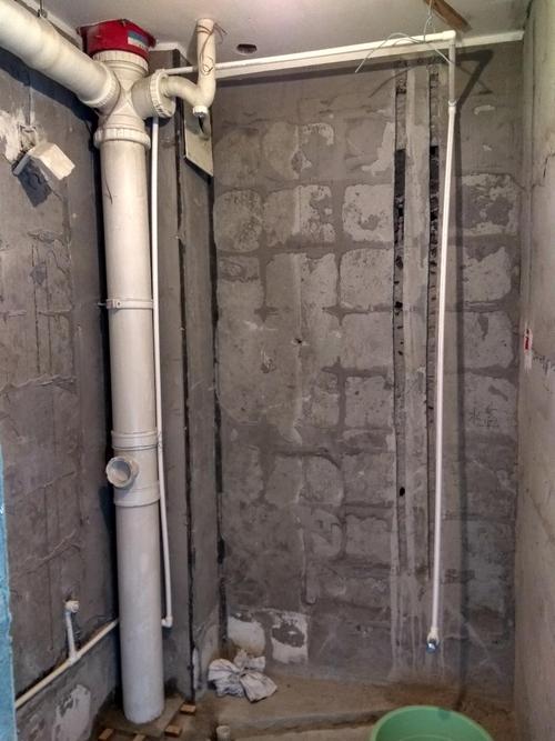 厕所排水管中心距离左边墙壁39厘米
