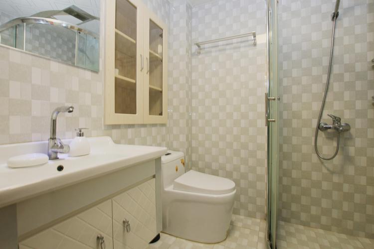 85现代风格二居室装修卫生间效果图
