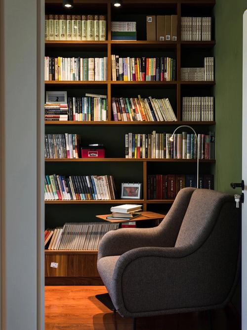 卧室里的满墙书架养成睡前阅读的好习惯