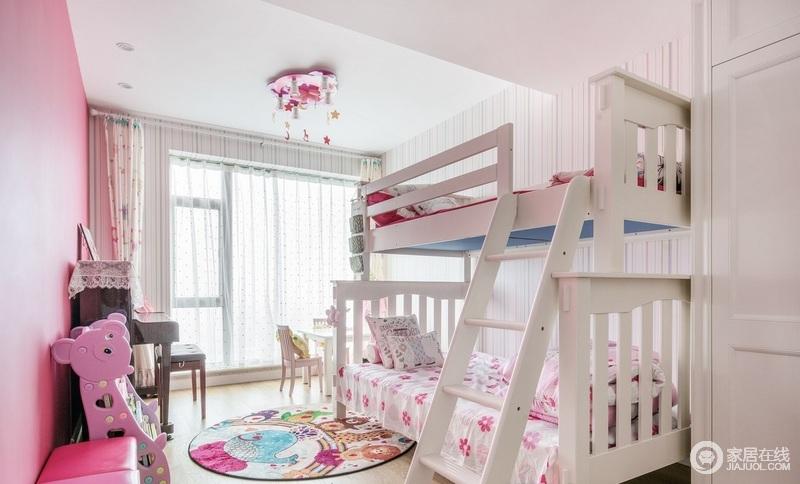 儿童房以粉红色为主生动和谐让两个女孩可以编制公主梦双层支架床