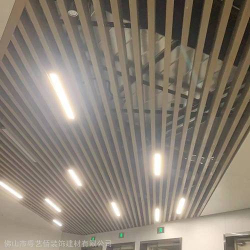 武汉东站u型铝方通吊顶50x100白色铝格栅装饰木纹铝条板