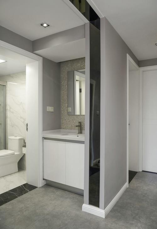 卫生间以白色作为基调展开采用了干湿分离设计空间看上去十分温馨.