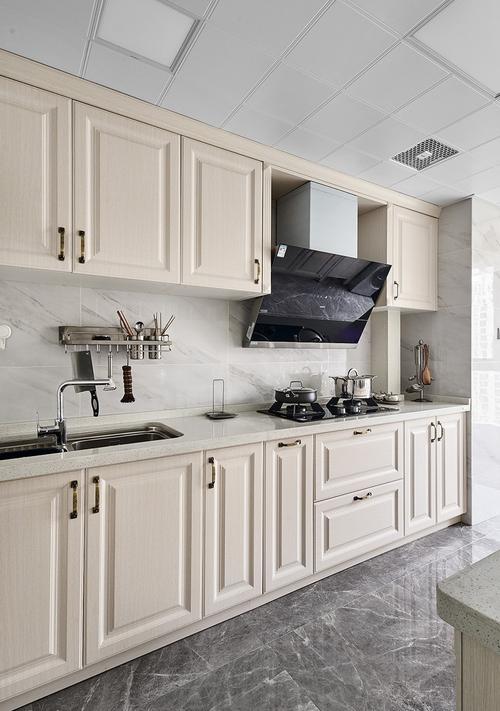 厨房空间使用了灰色印花的大理石地板和米白色美式橱柜厨房整体更