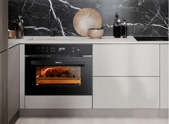 现代人的厨房越来越小像是蒸烤一体机这样占地面积小还可以嵌入橱柜