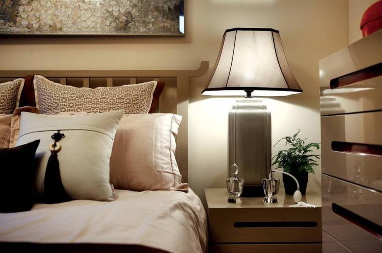 新古典风格三居室卧室床头灯装修效果图