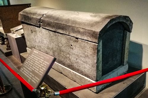 李诞墓石棺长237厘米前宽96厘米后宽69厘米通高112厘米比我国现代