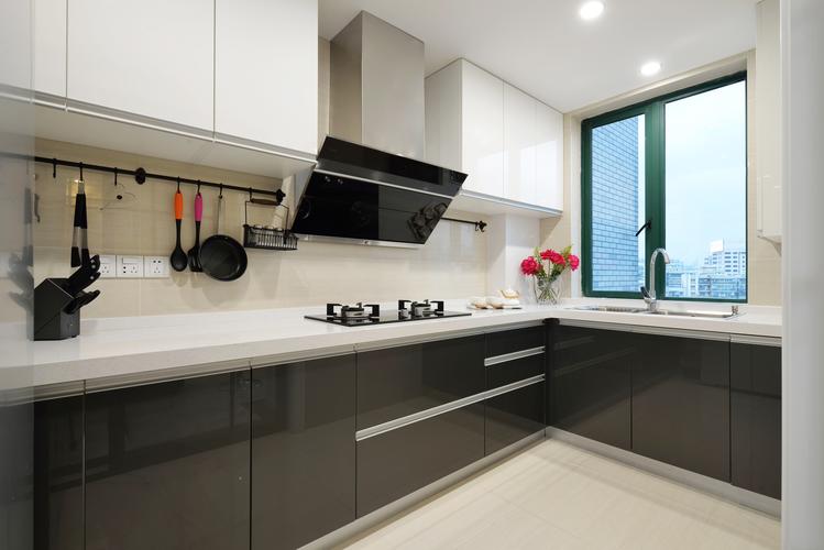 厨房空间以全新的配色方式打造出干净舒适的烹饪空间富有都市格调.