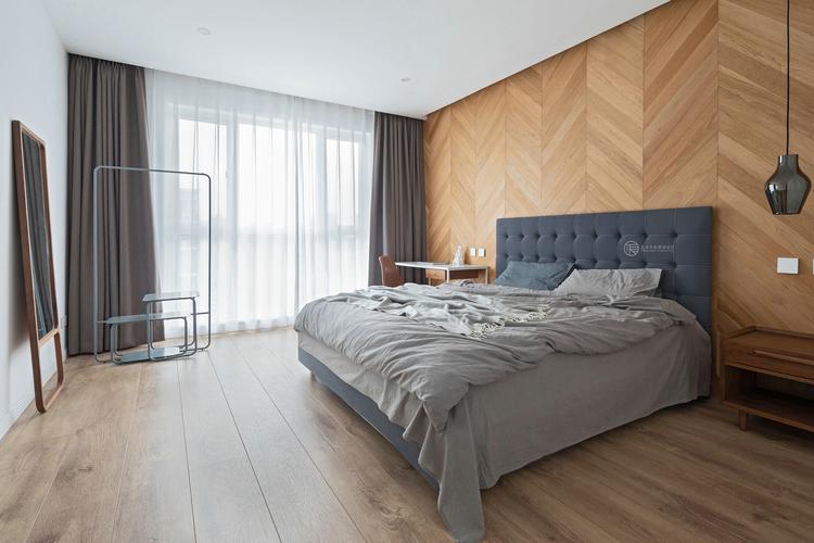 卧室采光充足床头背景墙用木地板上墙的方式鱼骨拼的工艺灰色与木