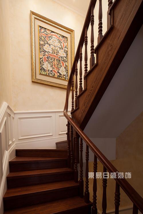 楼梯间线条简约的护墙板效果图2019装修案例图片