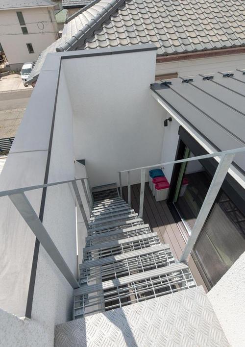 在自家露台装钢结构楼梯通往楼顶不建议这么做原因有四点