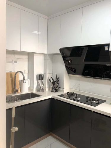 开放式厨房搭配灰白色系的橱柜彰显主人的对生活品质的追求