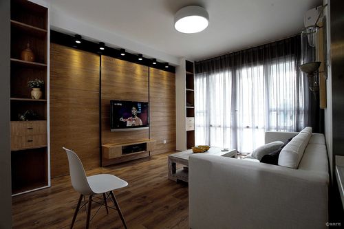 在现代简约的客厅装修当中非常适合电视墙的上方用了柔和的射灯设计