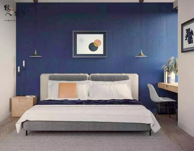 蓝色调的床头背景墙灰色麻布质感的地毯结合温馨舒适的床铺