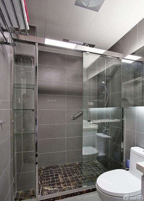 卫生间灰色瓷砖装修设计效果图
