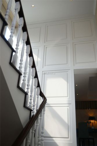 105平米简约欧式风格平层楼梯背景墙设计图片
