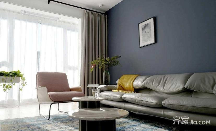 沙发背景墙选用饱和度很低的灰蓝色搭配暖灰真皮沙发低调优雅安静