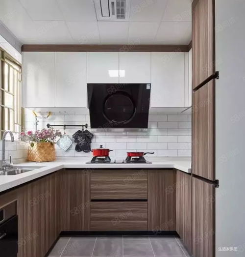 厨房灰地白墙层次分明搭配木色和白色两色橱柜更生动简洁