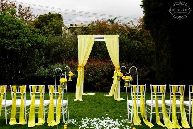 清新简洁的黄色户外婚礼仪式场地布置细节