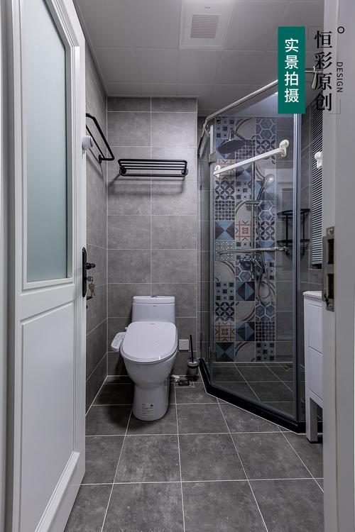 卫生间空间选用哑光砖搭配花砖的设计浅灰色显高级