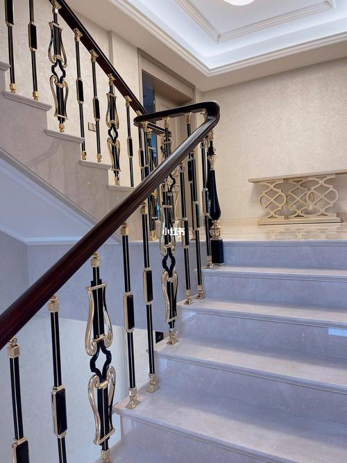 现代轻奢别墅楼梯扶手设计