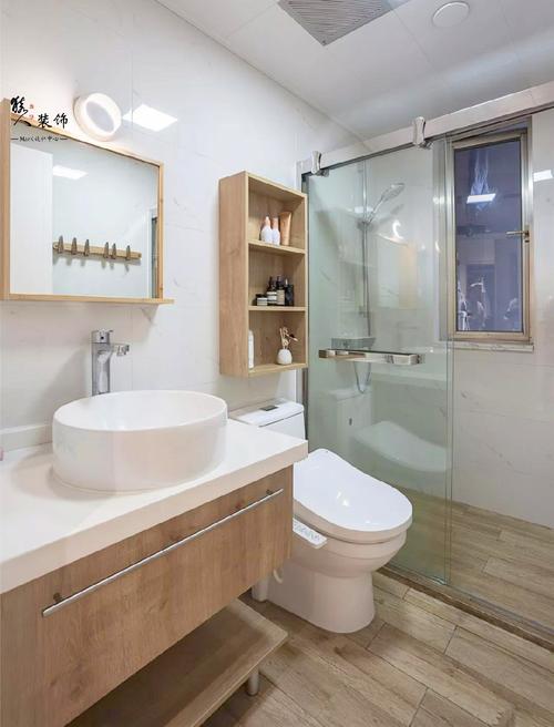 卫生间整体以木纹砖张铺地面搭配上木质洗手盆柜营造出一个自然实用