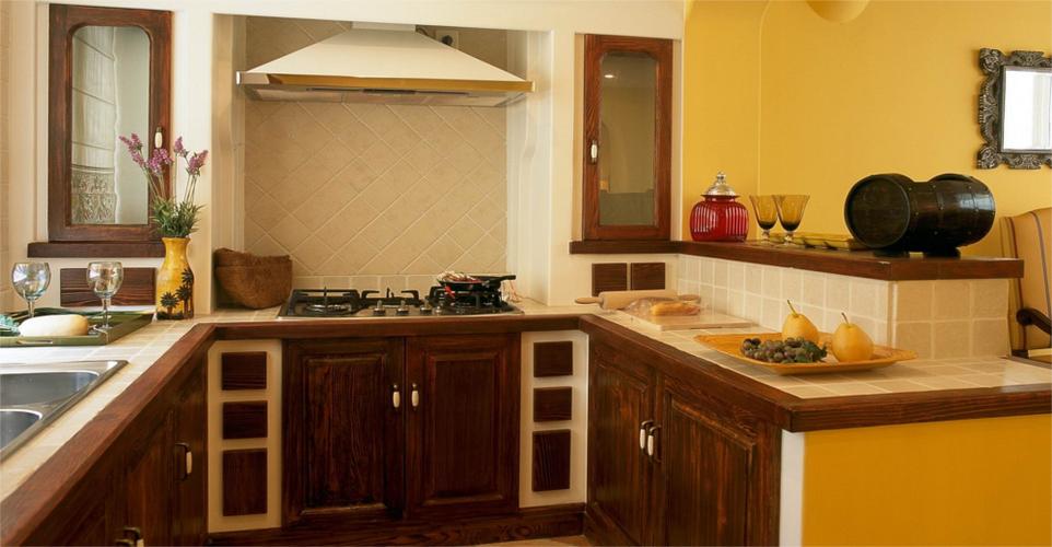 厨房的色调相对柔和减少了土黄色阳光的冲击衔接处又显得自然随和