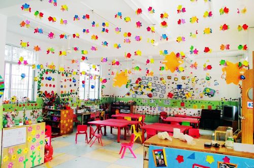 这是一间手工绘画教室鲜艳的颜色更能激发起孩子们的想象力哦
