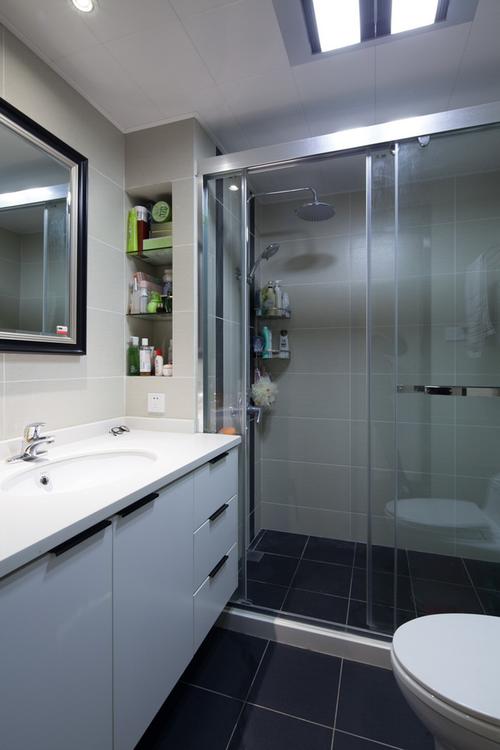卫生间白色烤漆浴室柜图片玻璃隔断门效果图