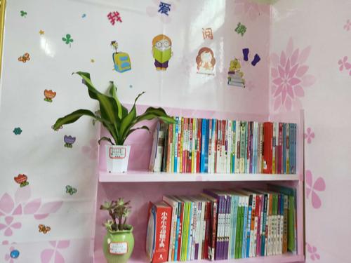 丰富的图书角绿意盎然的植物角手工作品的展示台让教室充满了家