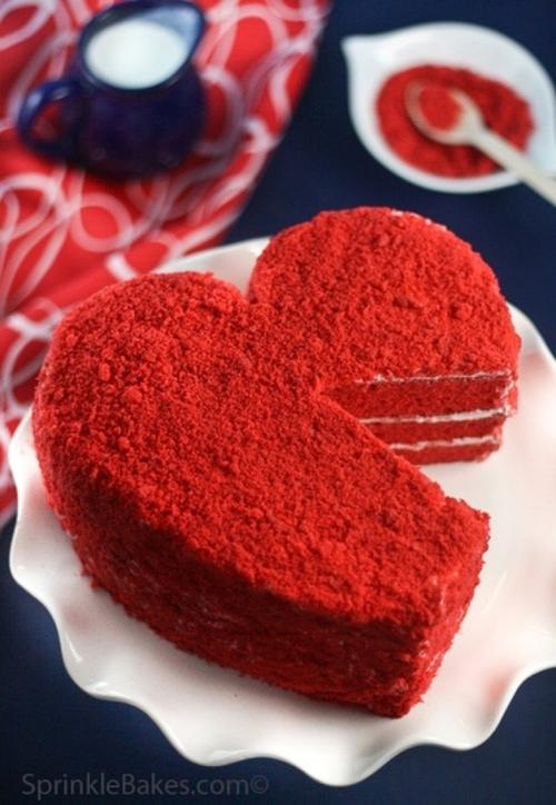 红色的心形蛋糕