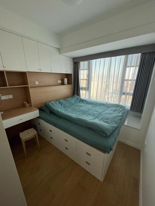 卧室为了更好的利用空间把飘窗也利用上了把飘窗和榻榻米连接在一