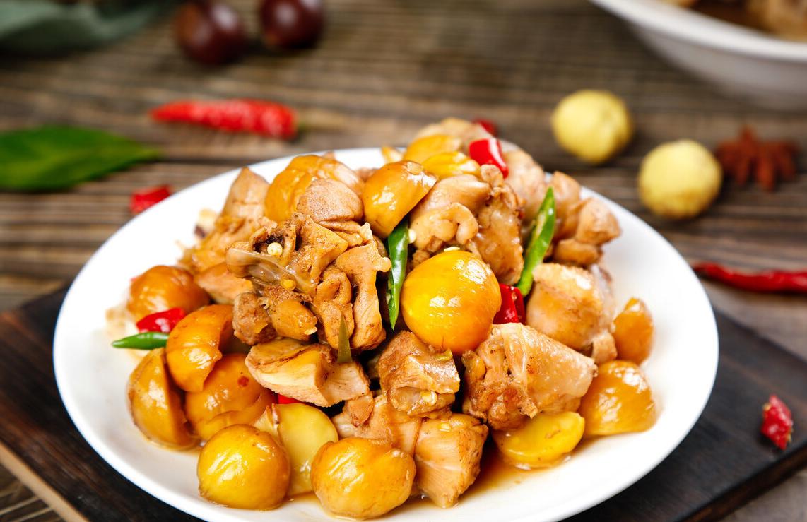 板栗焖鸡健脾养胃的家常菜香甜软嫩超入味老少都喜欢的美味美食