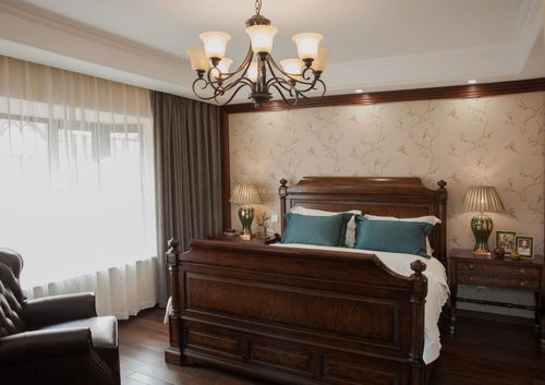 大平层美式风格卧室花纹壁纸装修设计图