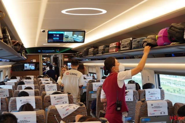 乘坐京沪高铁首日上线开行的复兴号智能动车组是什么体验细节拉满