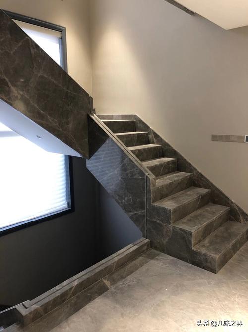 地板砖灰色楼梯用什么色地砖灰色楼梯配什么颜色好看