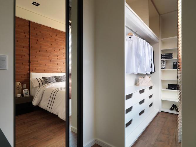 卧室带有衣帽间空间面积不大但十分有序白色衣柜简单而不失奢华.
