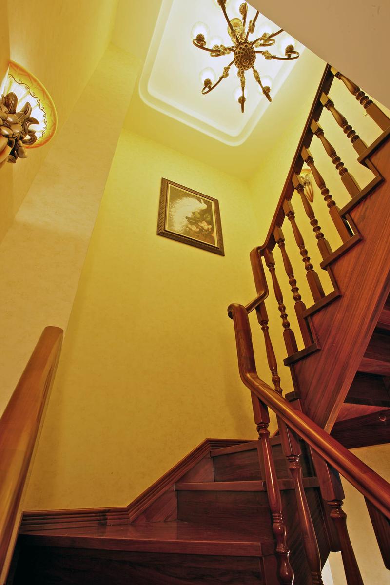 复式奢华美式装修楼梯间图片