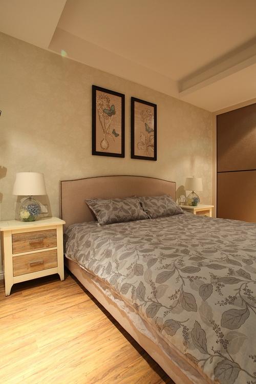 卧室背景墙运用浅色花形壁纸卡其色墙面为铺搭配边柜和绿植简单中